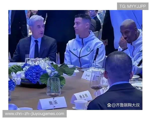 C罗被拍与老友骑行街头，健康生活方式被粉丝模仿